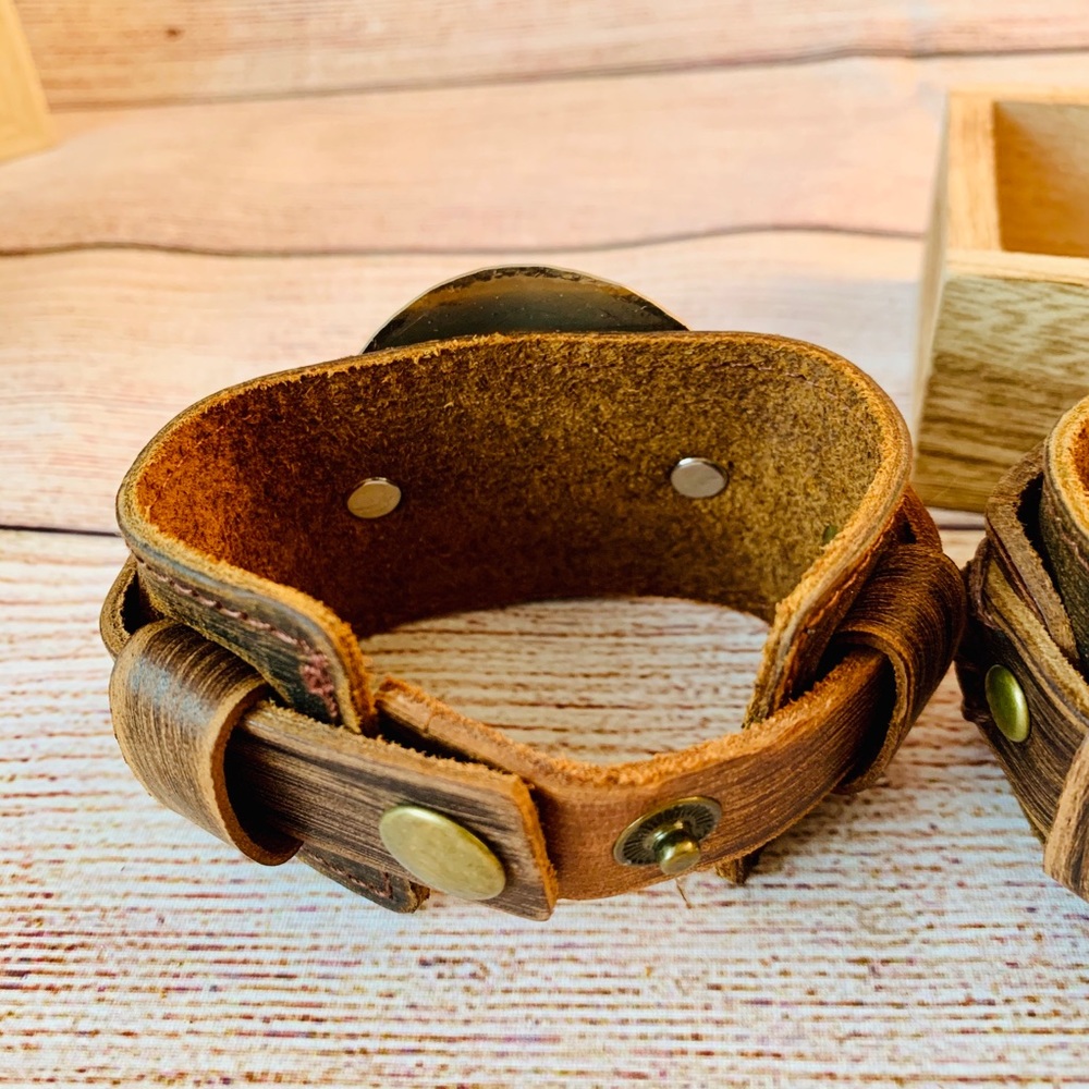 Distressed wide leather cuff bracelet - Picture 3 of 5
